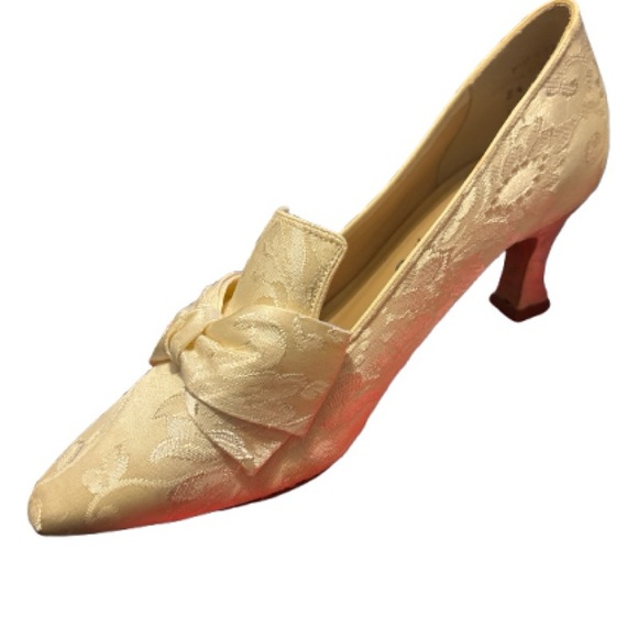 Vintage Cream Satin, Lace & Bow Exquisite Pumps - Picture 1 of 11